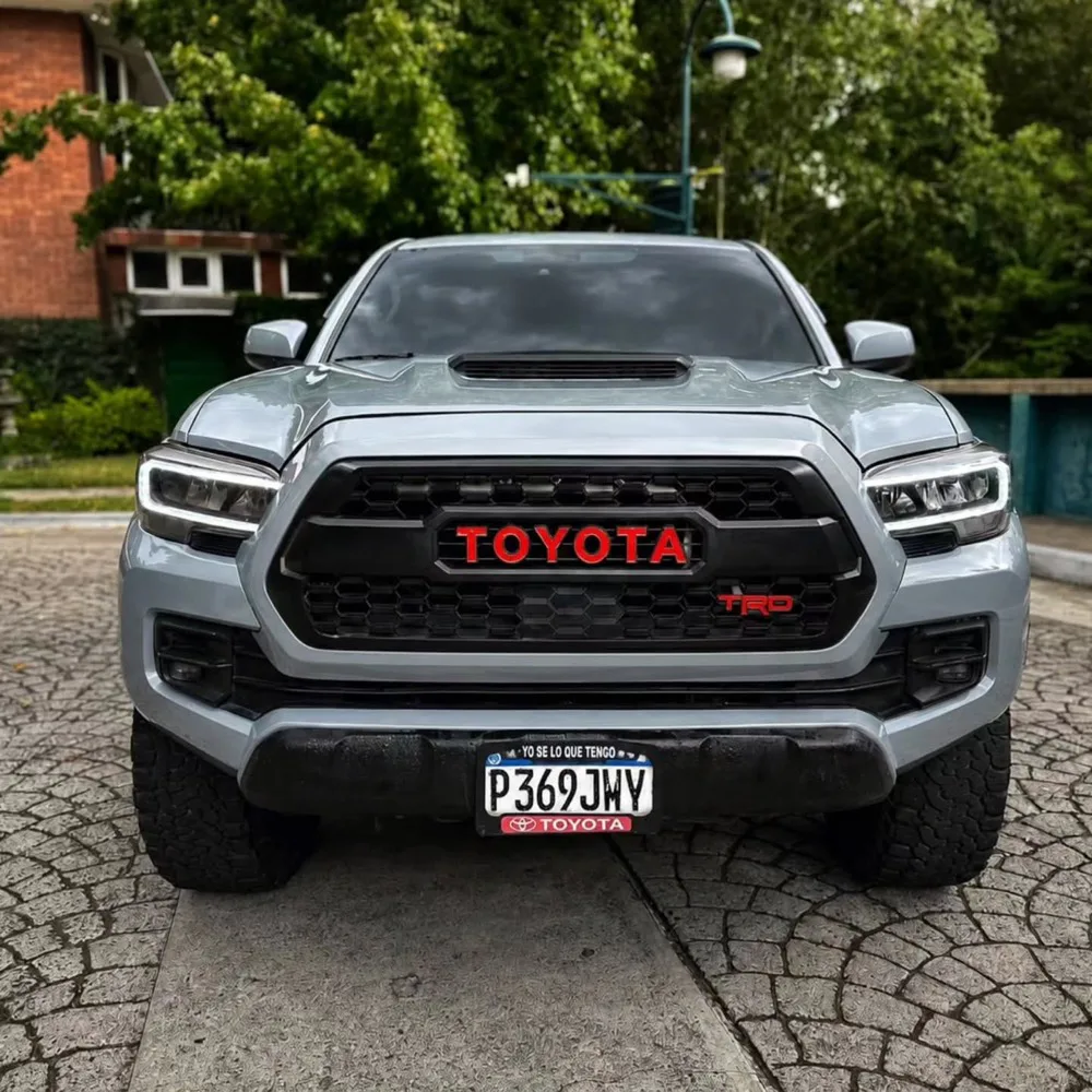 Toyota Tacoma TRD gris vista de frente